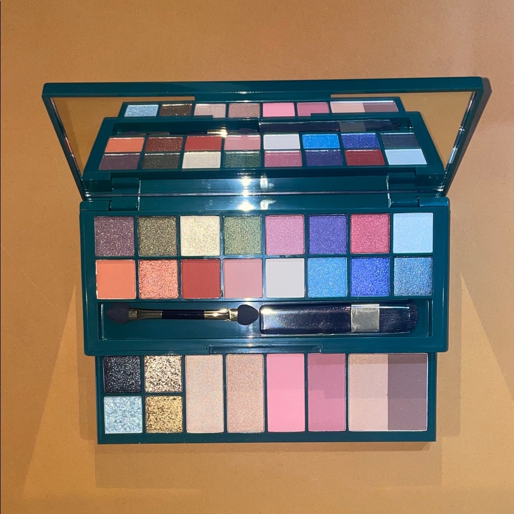Avon FMG Glimmer Bejeweled Mega Palette (third one)